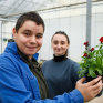 Campus Saint-Antoine - Mohamed Ali, en classe de CAPA 1 Production horticole, travaille avec sa binôme Emie, lors de travaux pratiques dans les serres