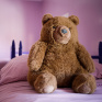 Peluche sur un lit d'enfant 