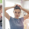 Jeune fille se regardant dans la glace de sa chambre