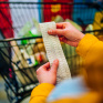 Précarité alimentaire - un adulte regarde son ticket de caisse