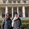 Erick et Coco devant le palais Wilson où se réunit le comité des droits de l'enfant à Genève