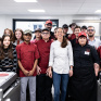 Nina Métayer avec des jeunes apprentis du lycée professionnel de Bouguenais