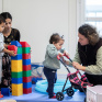 Centre parental La Parenthèse - Séfora Margel joue avec ses enfants Laurentu et Ema. Elle est accompagnée par Marietta Jolivet, éducatrice spécialisée