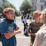 Jeunes discutant dans la rue