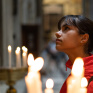 Une jeune fille priant dans une église